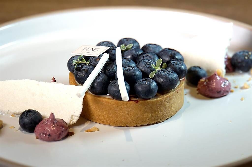 〈M One Cafe〉信義店全新供應的甜點〈藍莓塔〉，塔皮內是香濃卡士達內餡，再抹上果醬，表層則是新鮮藍莓。（圖／姚舜）