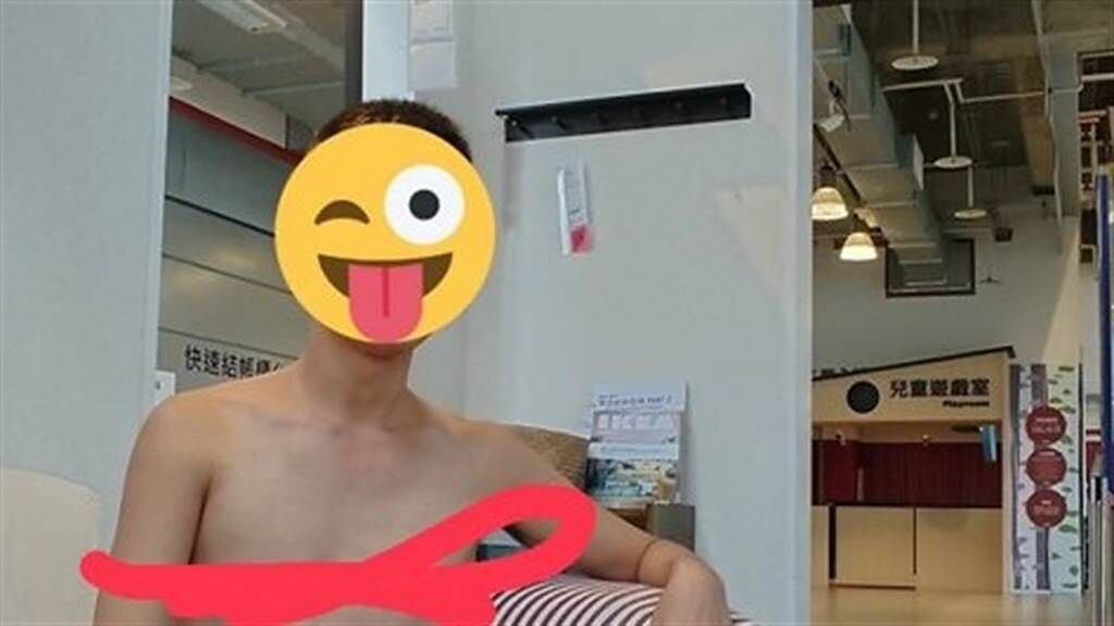 連鎖家飾賣場IKEA又有民眾拍裸照，這回是一名男子，一絲不掛地坐在展示沙發，令不少網友看傻眼，直呼「好噁心」。（圖／翻攝自Dcard）