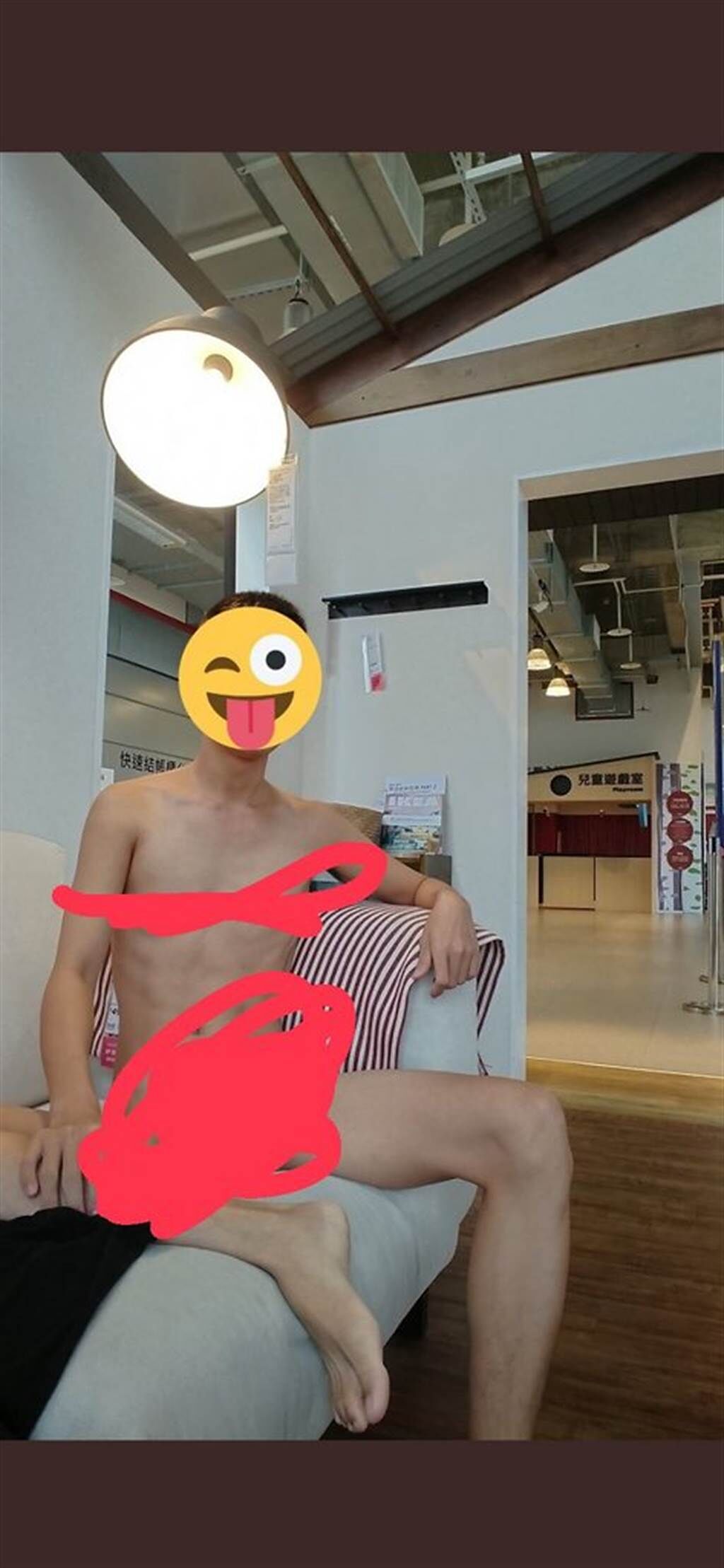 一名男子一絲不掛在連鎖家飾店賣場拍裸照，令不少網友直呼「噁心」。（圖／翻攝自Dcard）