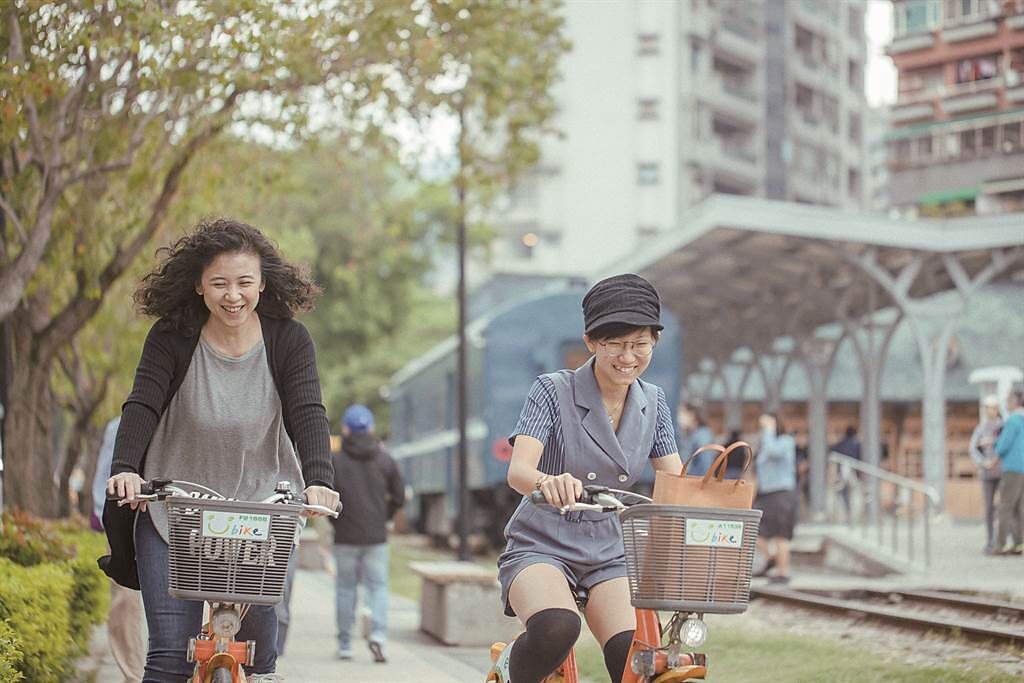在住家附近騎著腳踏車到處繞，成為徐景亭與女兒蝴蝶在假日時的重要休閒活動。（攝影／莊智淵）