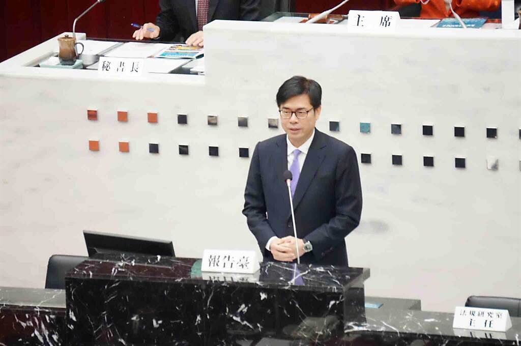 高雄市長陳其邁表示，這兩天在議會備詢，結束後就會馬上去打AZ疫苗。（柯宗緯攝）