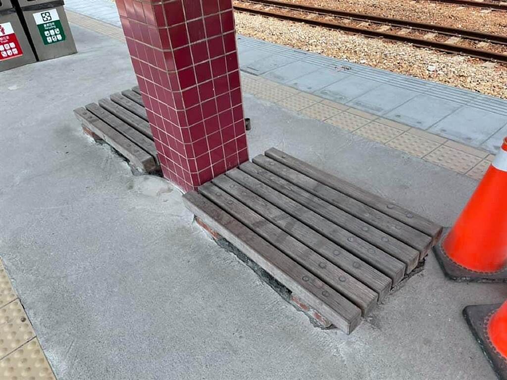 台鐵雲林縣林內車站2座枕木座椅周邊被灌滿水泥，只露出約10公分高的枕木。（摘自靠北台鐵臉書）