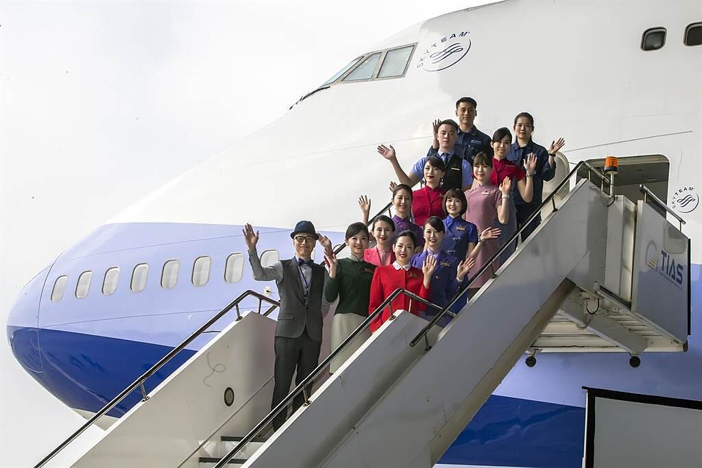 華航安排客艙組員穿著不同世代經典制服，向747輝煌飛行歷史致敬。（陳麒全攝）
