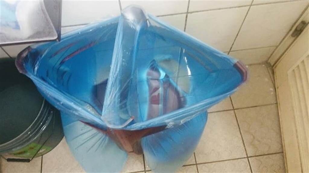 網友把塑膠椅翻過來，套上塑膠袋變成水桶。(圖/截自臉書大里人聊天室)