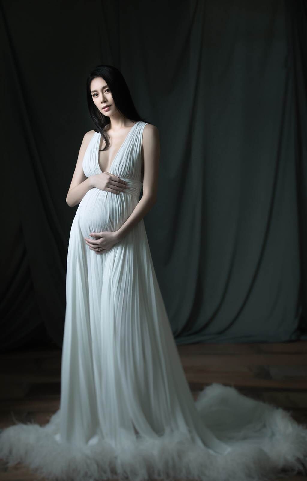 廖奕琁懷孕32周拍攝絕美孕婦寫真。（凱渥提供）