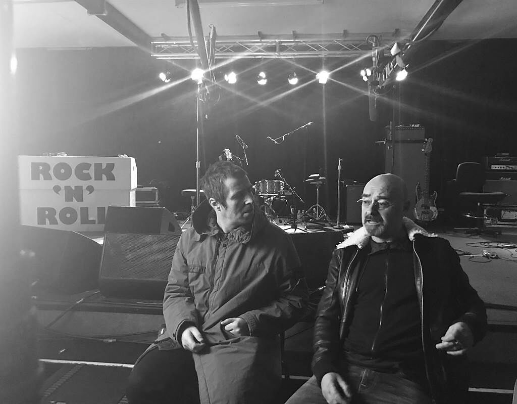 英國搖滾天團綠洲合唱團的成員連恩（左），在紀錄片《搖滾農莊錄音趣》回顧當年樂團解散的過程。（造次映畫提供）
