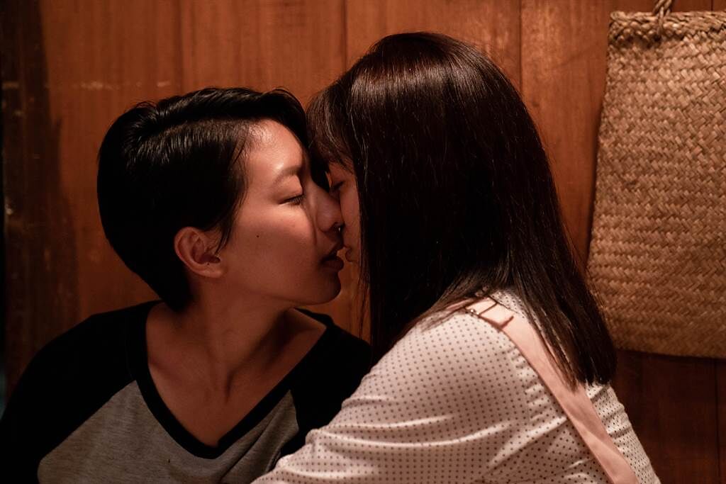 陳妤與劉倩妏在《弓蕉園的秘密》有激吻戲。（公視台語台提供）