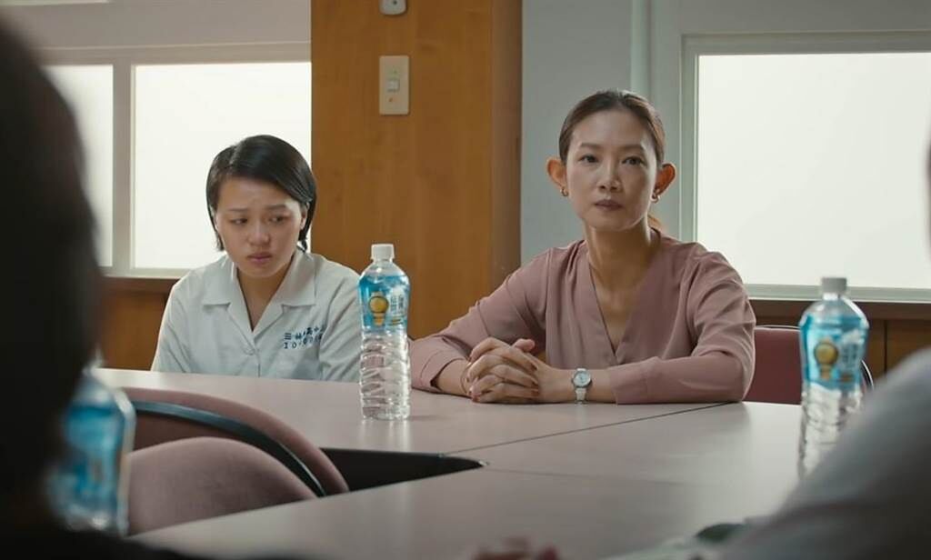 吳奕蓉飾演隊長徐瑞蔆（左）母親。（客家電視台提供）