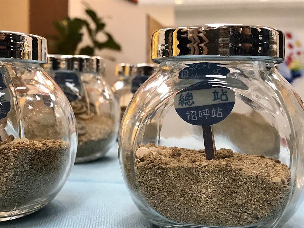 基隆市文化局贈送前10名到訪民眾「大沙灣古蹟沙」玻璃罐。（陳彩玲攝）