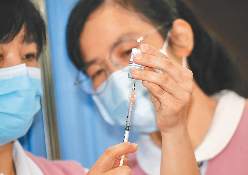 牛津AZ疫苗擴大施打，台北市和平醫院護理人員準備施打作業。（陳君瑋攝）