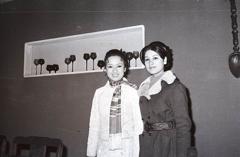 1970年翁倩玉拍攝電影《真假千金》，並以此部作品得到金馬影后。右為紫茵。（圖／中時資料照）