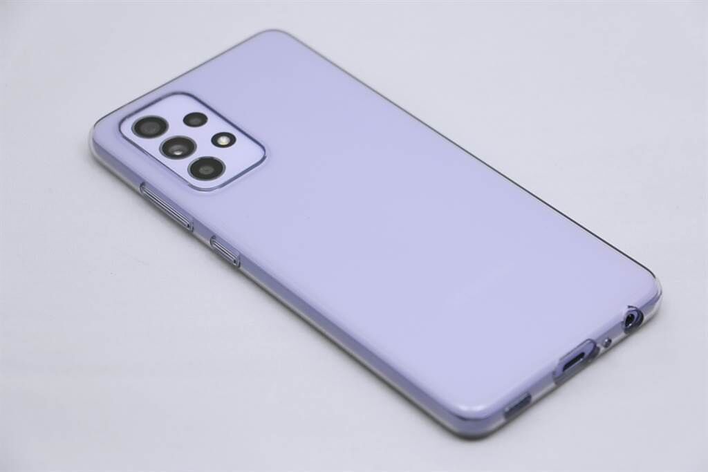 三星Galaxy A52 5G安裝上保護殼的樣子。（黃慧雯攝）
