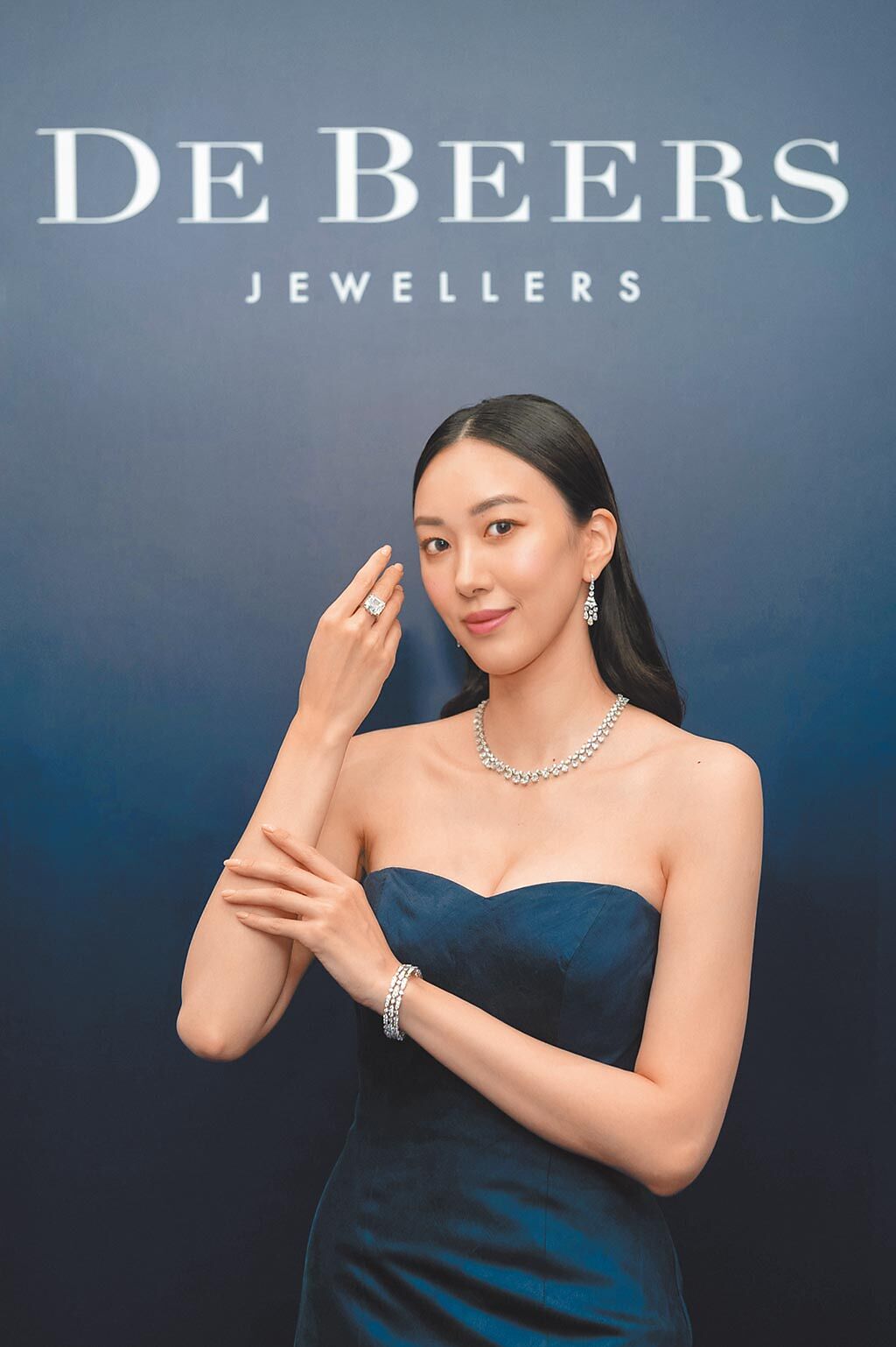 模特兒展示De Beers「1888 Master Diamonds」系列產自波札納21.32克拉方形鑽戒，要價1.8億元，是最貴的一件作品。（De Beers提供）