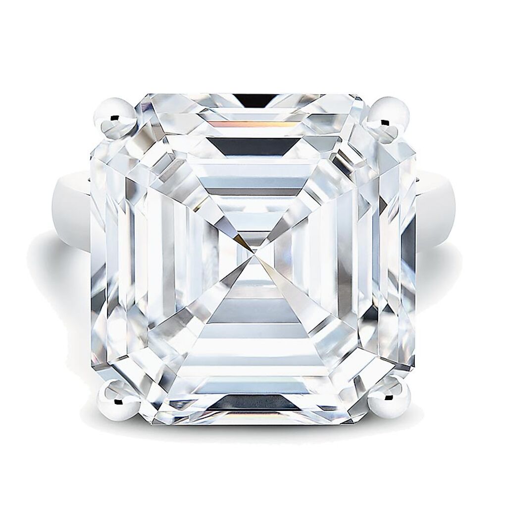 De Beers 1888 Master Diamonds系列21.32克拉方形鑽戒，主石源自波札納礦區，是從一顆重達56.99克拉的原石切割而來，約1.8億元。（De Beers提供）