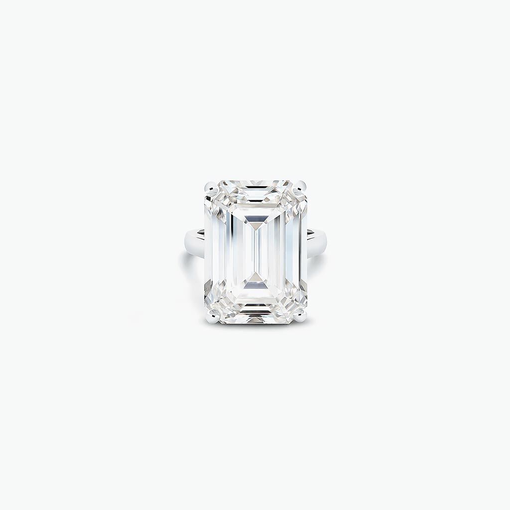 De Beers 1888 Master Diamonds系列26.07克拉方形鑽戒，主石源自加拿大礦區，是從一顆重達64.94克拉的原石切割而來，約1.5億元。（De Beers提供）