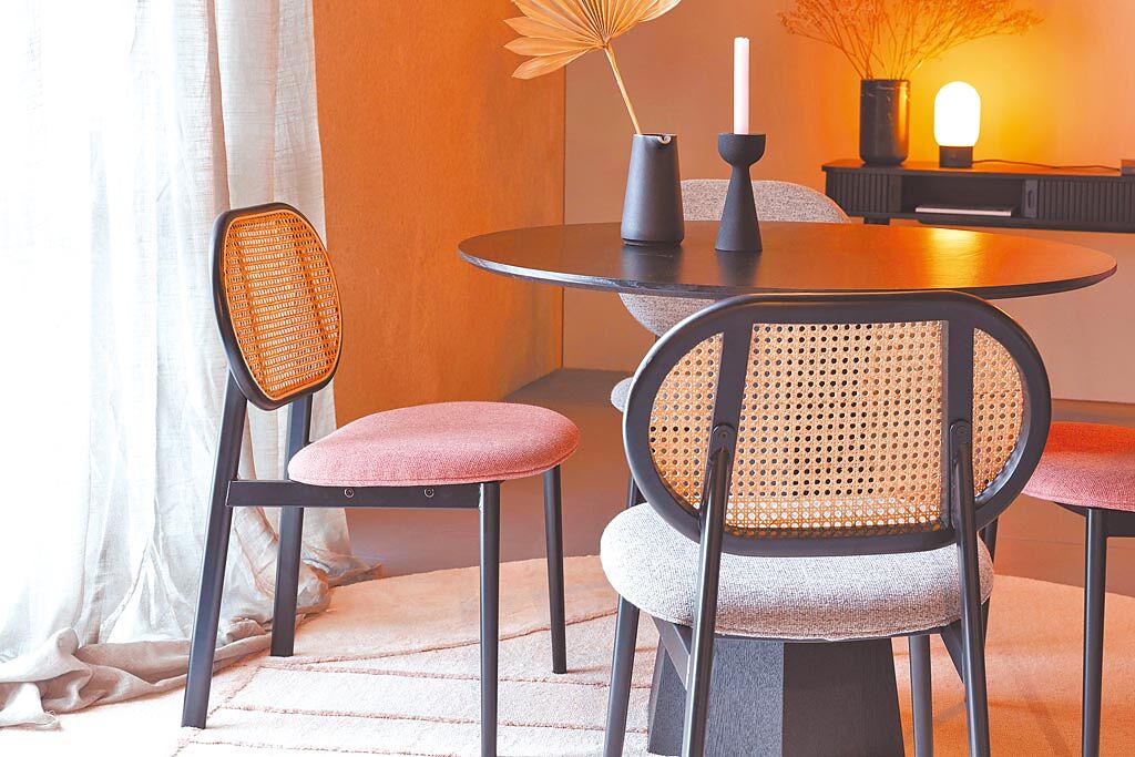 瑪黑家居Zuiver 經典斯堪地 SPIKE藤編餐椅現代粉，具自然質感的藤編是夏季家居愛用的元素。（瑪黑家居提供）