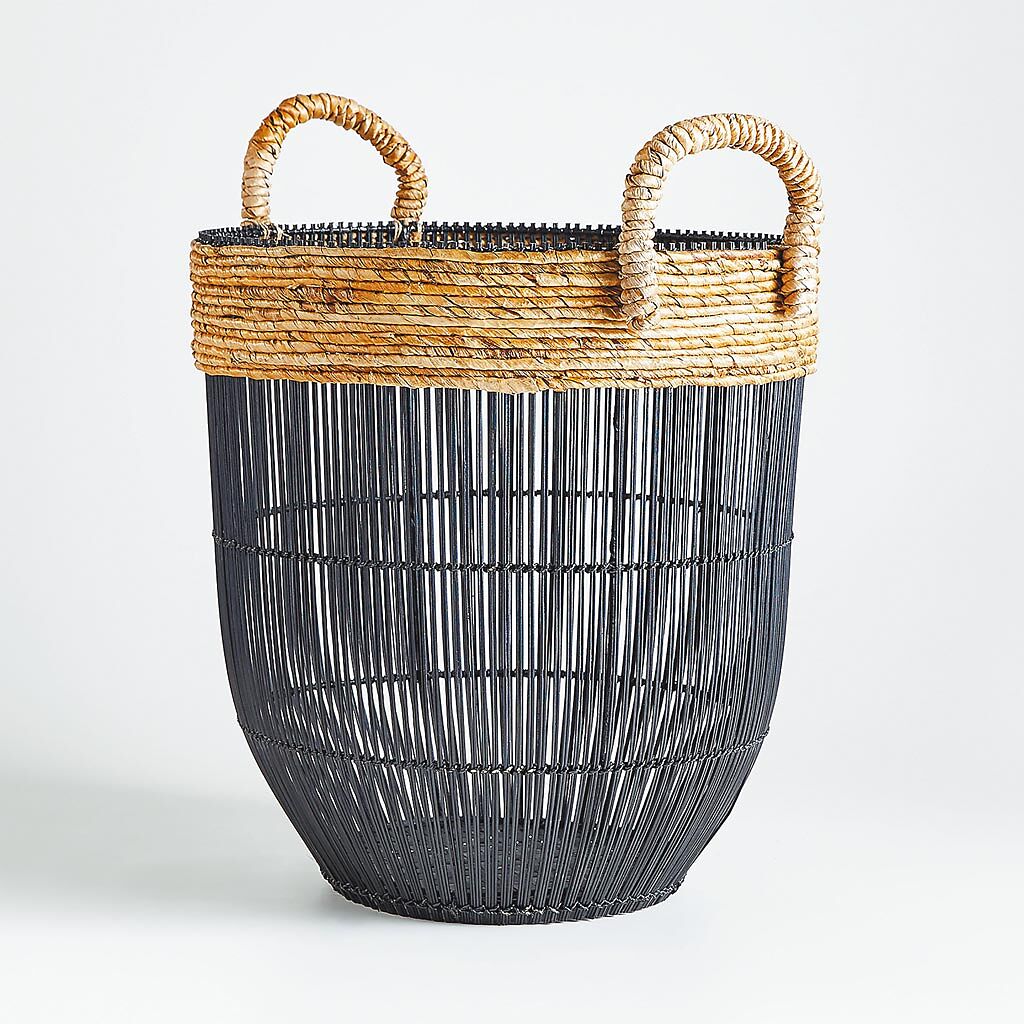 Malloe編織籃，搭配竹子和香蕉纖維織造，結合質樸與現代感的設計可為室內增添美感，原價4250元，特價3825元。（Crate and Barrel提供）