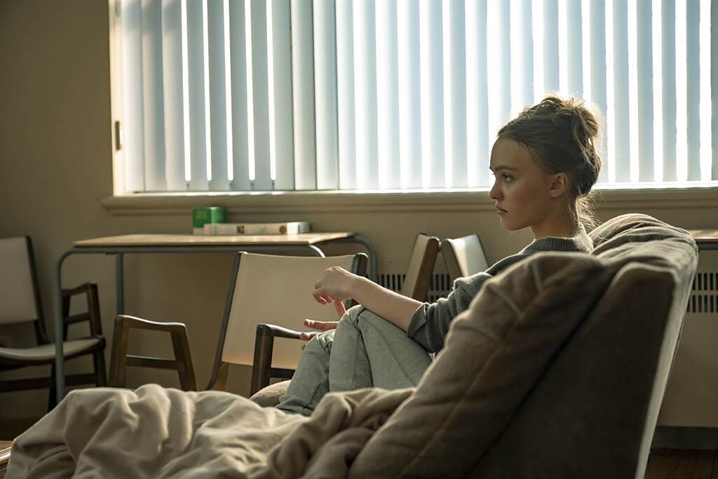 強尼戴普女兒莉莉蘿絲戴普在《藥命交錯》中飾演毒癮患者。（甲上提供）