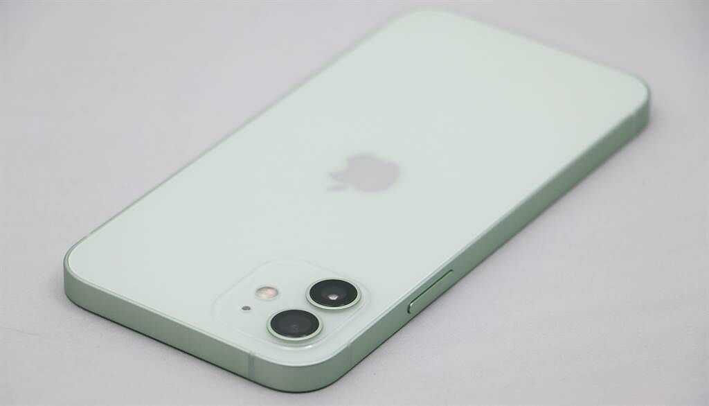 對比iPhone 12實拍圖，可以發現曝光的iPhone 13渲染圖在主相機位置有明顯不同 。（黃慧雯攝）
