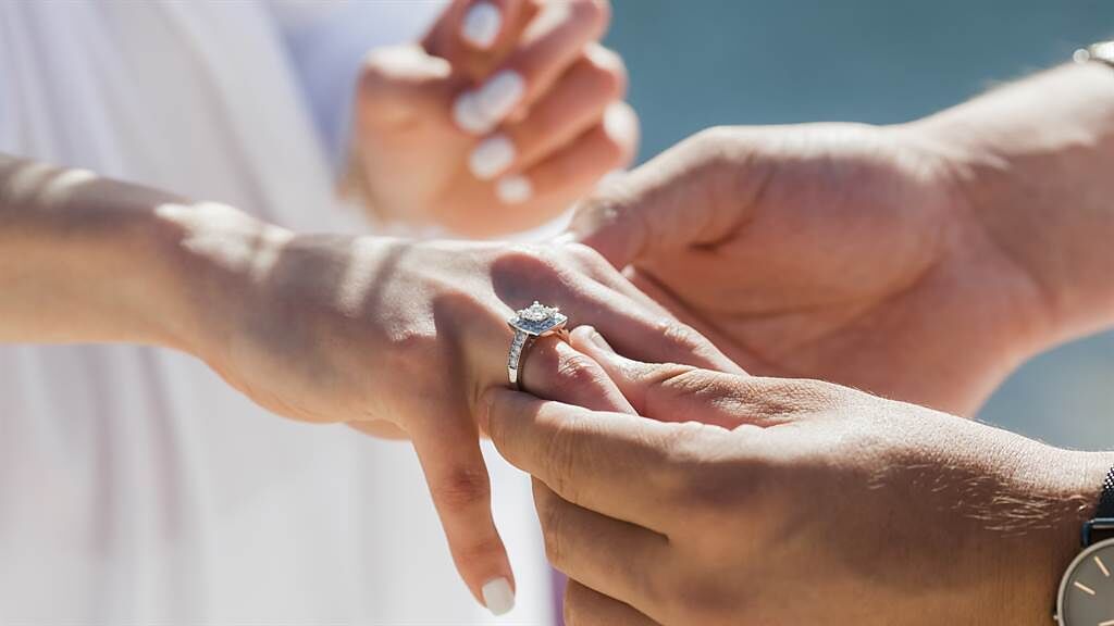 美國一名男子為了求婚準備了5顆鑽戒給女友任意選。圖片為示意圖非本人。（圖／shutterstock）