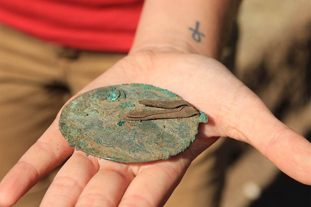 考古學家發現大堡子墓地，近日出土80面西漢時期銅鏡，沒想到其中幾面甚至還可以使用。(示意圖/達志影像)