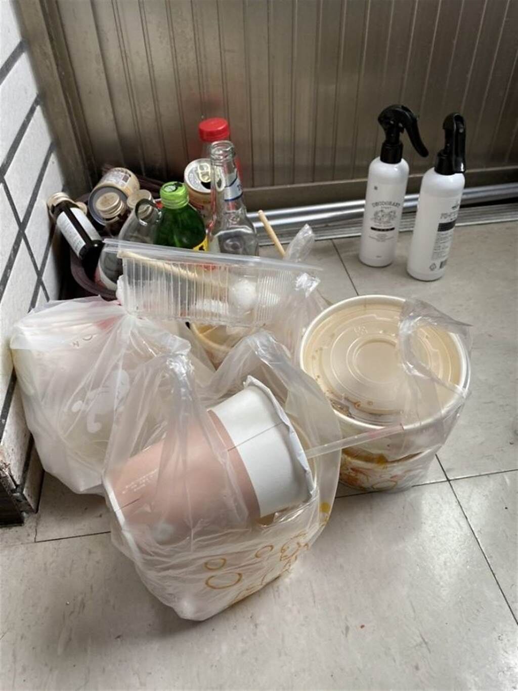 吃完的餐盒也不清洗、回收，堆積至5袋以上，才會將其丟棄。（圖／翻攝自Dcard）