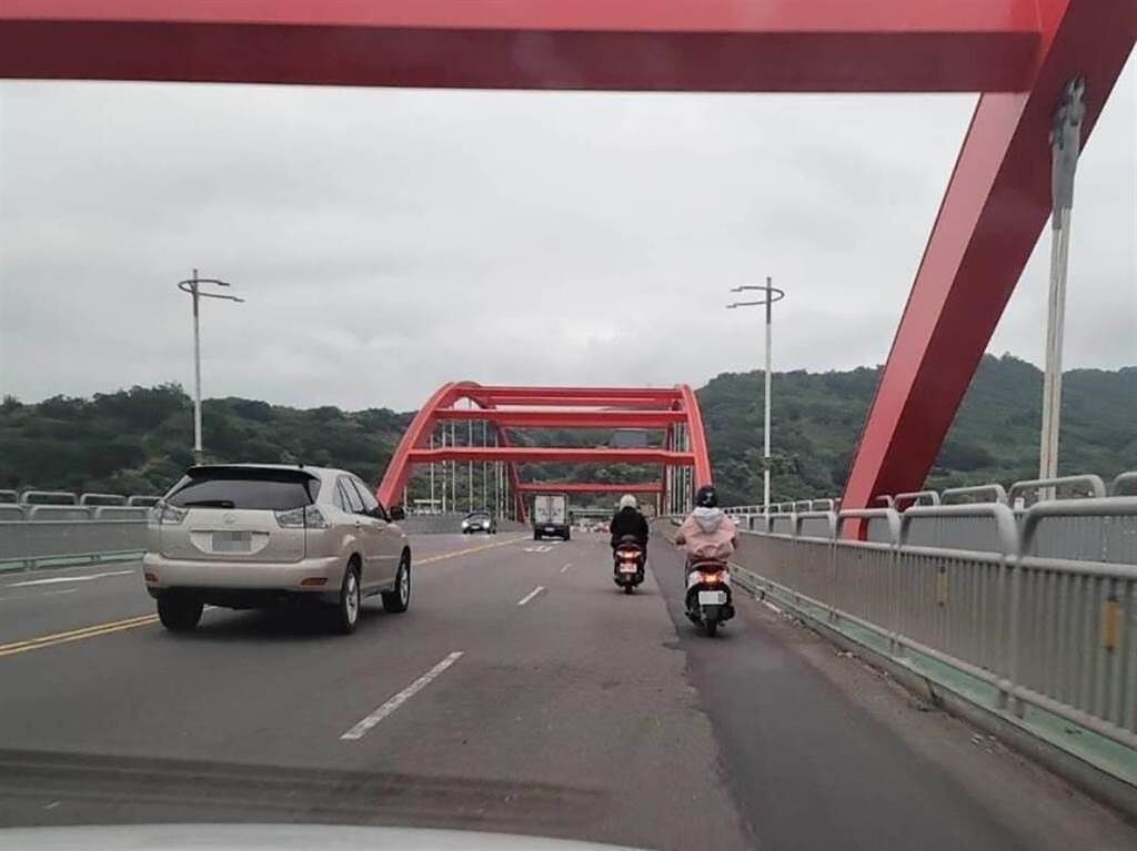銜接新北、台北交通的關渡大橋，是汽機車共用的重要橋梁，橋面近期出現多處補丁，造成多位騎士受傷（陳偉杰提供／戴上容新北傳真）