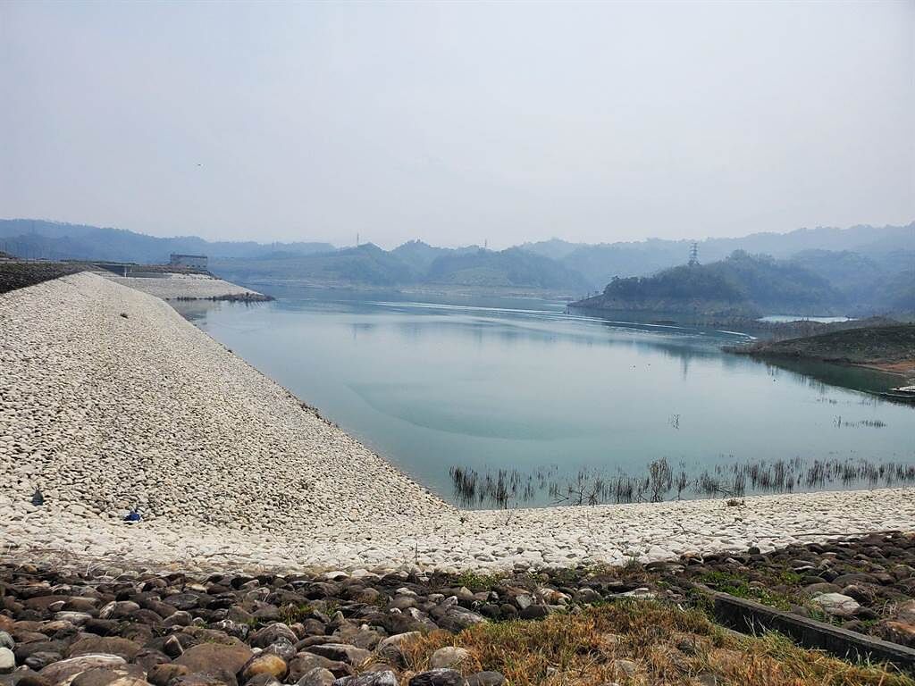 雲林縣湖山水庫蓄水率跌破四成，雲林縣北嘉義南彰化的民生用水估計可撐到六月初。（周麗蘭攝）
