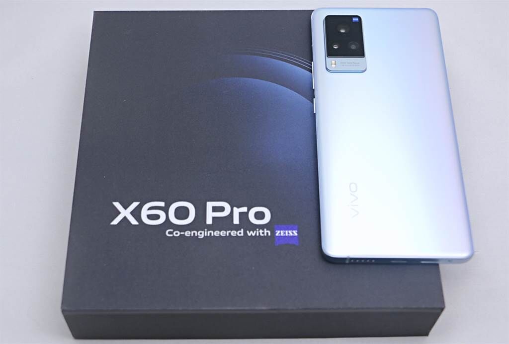 vivo X60 Pro包裝盒與手機。（黃慧雯攝）