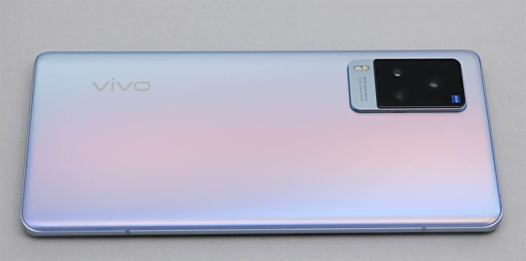 vivo X60 Pro左側，緞面AG工藝讓手機機身呈現多變色彩，且不易留下指紋。（黃慧雯攝）
