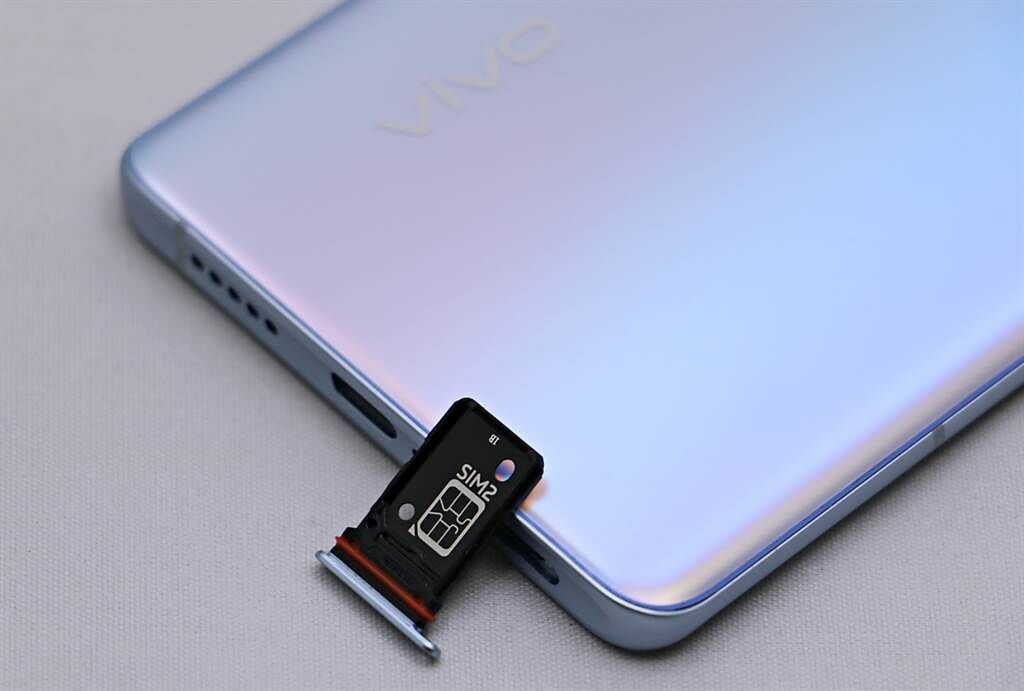 vivo X60 Pro採用雙層SIM卡設計，支援5G+4G雙卡雙待，但不支援microSD卡擴充。（黃慧雯攝）
