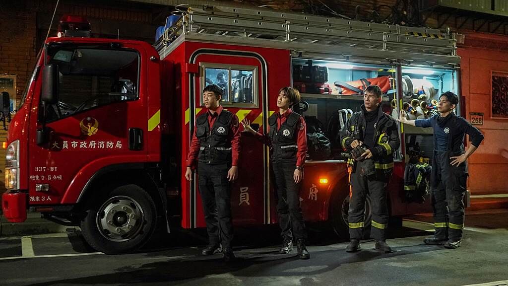 陳庭妮（左二）是《火神的眼淚》中唯一女消防隊員，與謝章穎（左起）、溫昇豪、林柏宏朝夕相處感情好。（公視、myVideo提供）