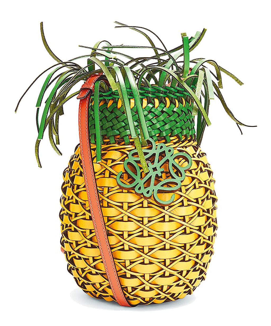 常見於熱帶國家的鳳梨也成為這次Loewe的包款，黃綠色編織小牛皮鳳梨造型肩背包，6萬9000元。（Loewe提供）