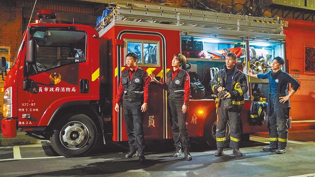 陳庭妮（左二）是《火神的眼淚》中唯一女消防隊員，與謝章穎（左起）、溫昇豪、林柏宏朝夕相處。（公視、myVideo提供）