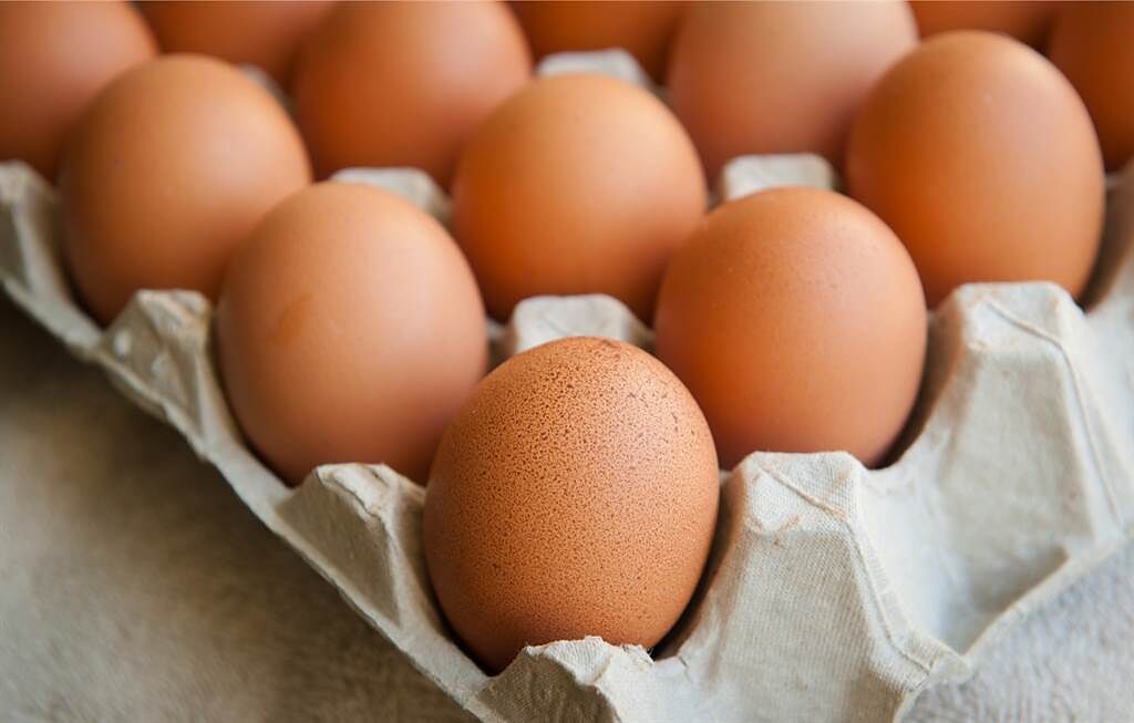 不少人買雞蛋回家後，為了方便擺放，會將鈍端往下而尖端朝上，但實際上這種擺法恐會降低雞蛋的新鮮程度。(示意圖/達志影像)