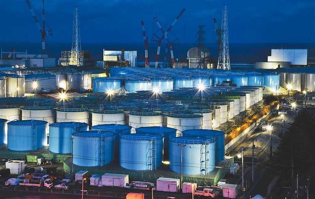 日本福島第一核電廠用來存放含放射性物質「核污水」的儲水槽，已面臨飽和壓力。（美聯社）