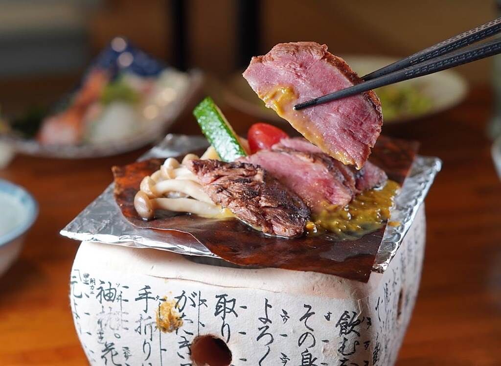 「舞饌日式料理」餐廳有許多美味的和風菜餚，中午套餐份量十足又精緻。（何書青攝）