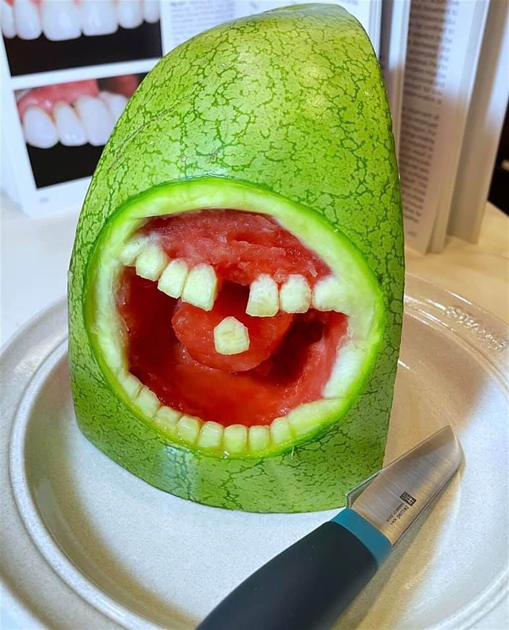 一名護理師在買了顆大西瓜回家雕刻，只見內部果肉被挖成舌頭的形狀，果皮則雕刻成牙齒，超逼真的成品吸引3.6萬人狂讚。（圖／翻攝自好市多商品經驗老實說）