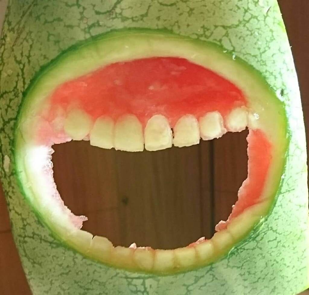 護理師用大西瓜雕刻成牙齒，超逼真的成品吸引3.6萬網友狂讚。（圖／翻攝自好市多商品經驗老實說）