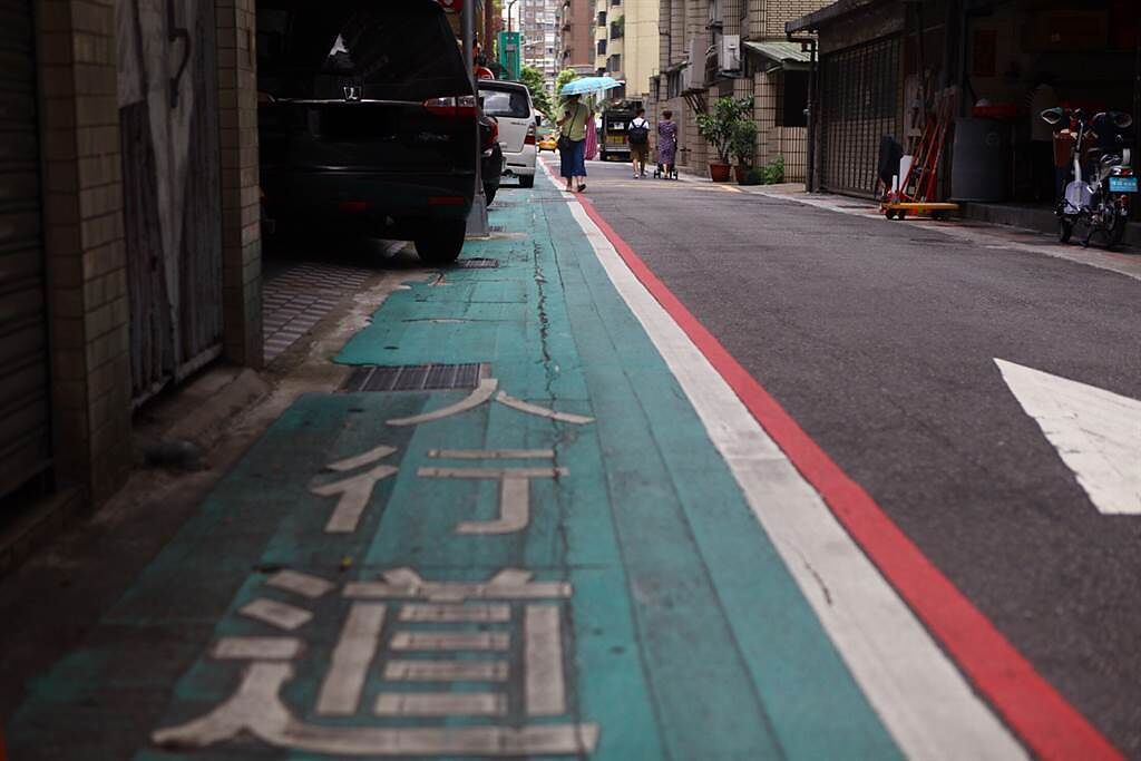 想必大家對人行道的「一大一小」行人標誌都感到熟悉，一位網友日前看到路邊人行道重新塗上綠漆後，畫面倍感溫馨。(示意圖/本報系資料照)
