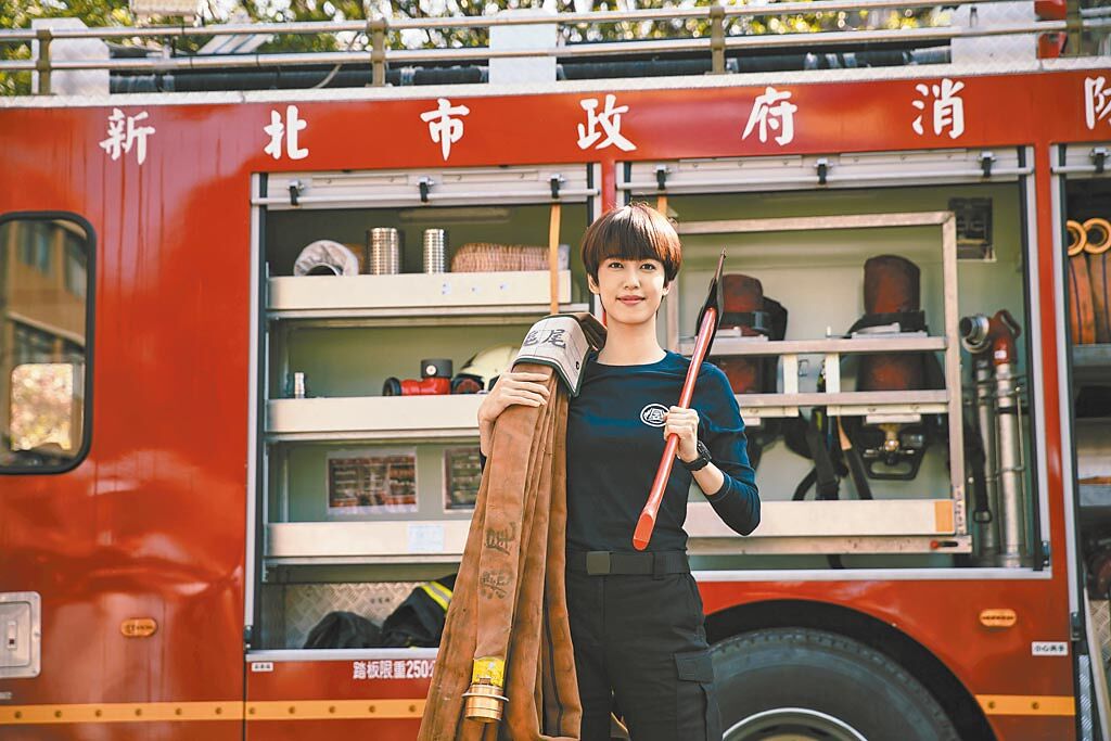 陳庭妮為《火神的眼淚》剪短髮，展現消防員剛強的一面。（公視提供）