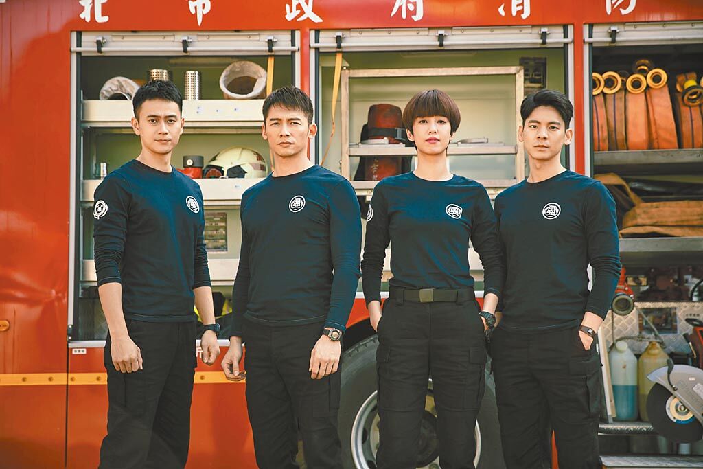 劉冠廷（左起）、溫昇豪、陳庭妮、林柏宏在《火神的眼淚》詮釋同安分隊消防員。（公視提供）