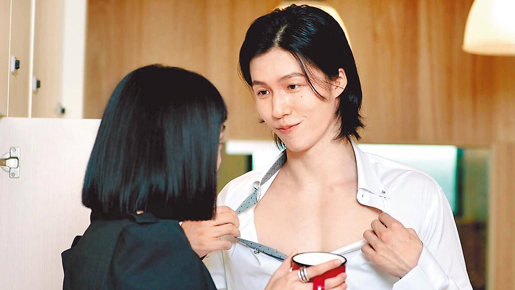 林禹（右）在《戀愛是科學》飾演個性可愛的男同志，與高雋雅飾演的女同志愛鬥嘴。（三立提供）