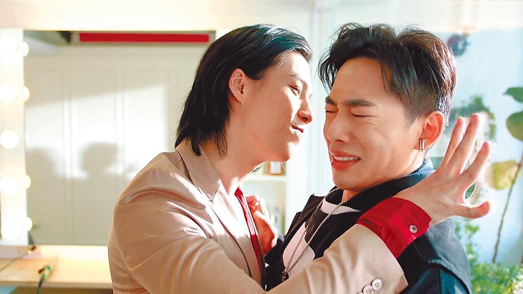 林禹（左）在《戀愛是科學》中愛逗鄭暐達，還想將對方「掰彎」。（三立提供）