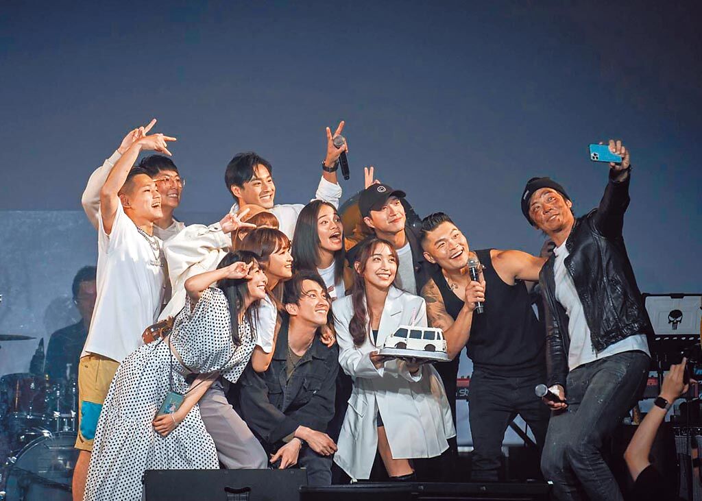 姚元浩（右起）、李玖哲、江宏傑昨在台上與《全明星》第1季隊員自拍大合照。（寬宏藝術提供）