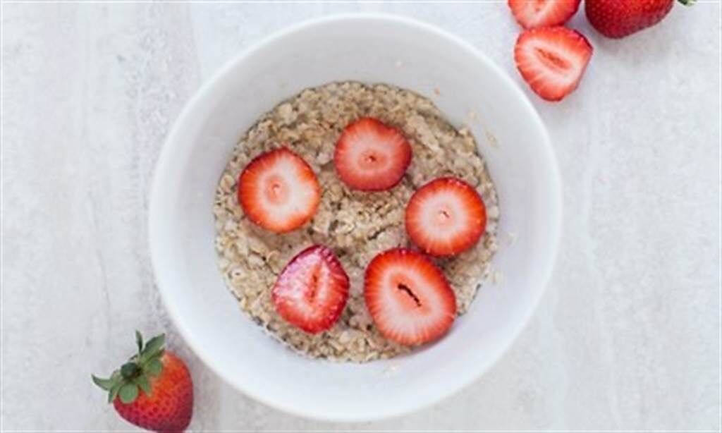 早上的封齋餐很重要，全穀物、蛋白質、健康的油脂和蔬果，例如燕麥、巧克力草莓隔夜燕麥、高蛋白煎餅都不錯。(示意圖/Pexels 康健雜誌提供)
