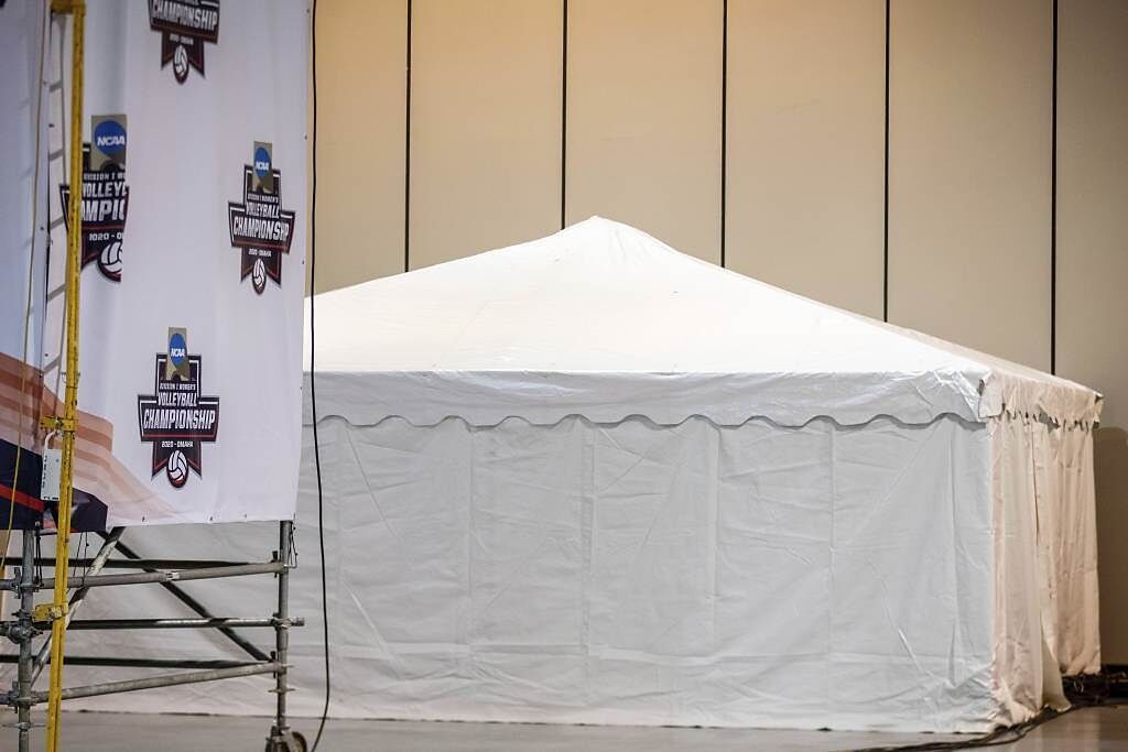 美國大學女排比賽出現的臨時更衣室帳篷。（美聯社資料照）