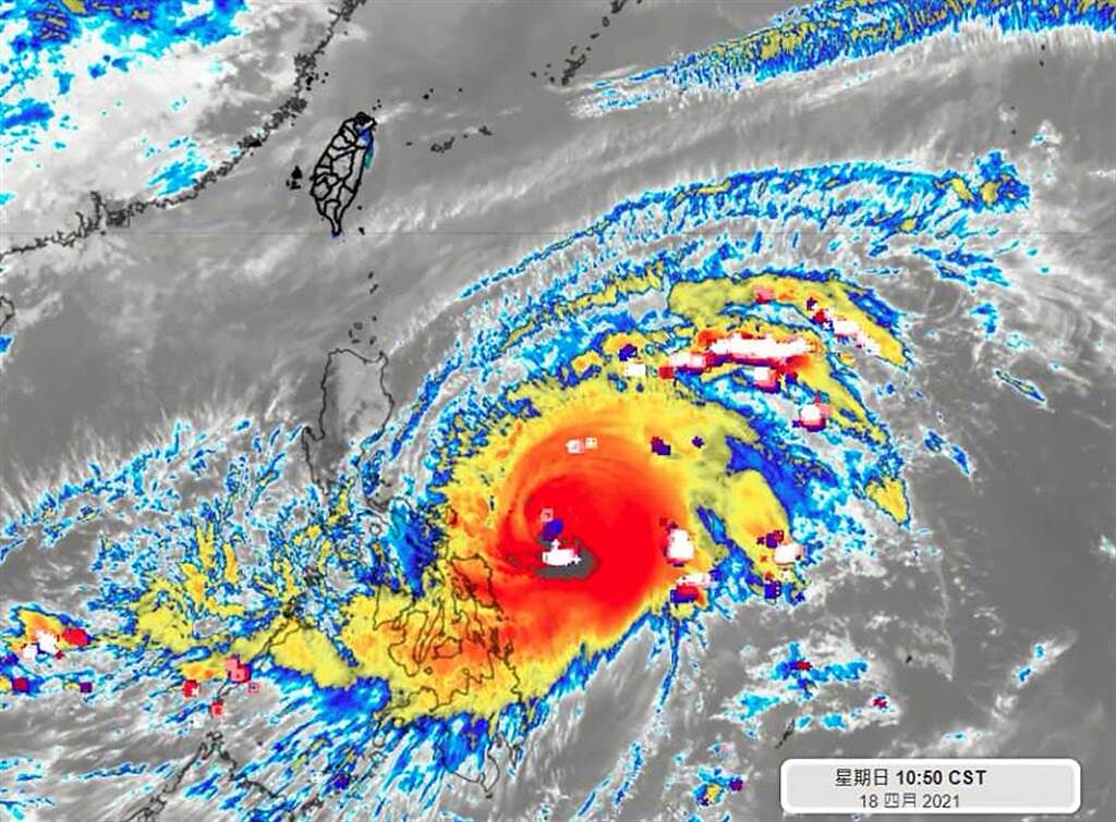 目前舒力基颱風眼附近外圍閃電很旺盛，外圍環流的對流也在發展，同樣有旺盛閃電。(翻攝自 彭啟明臉書)