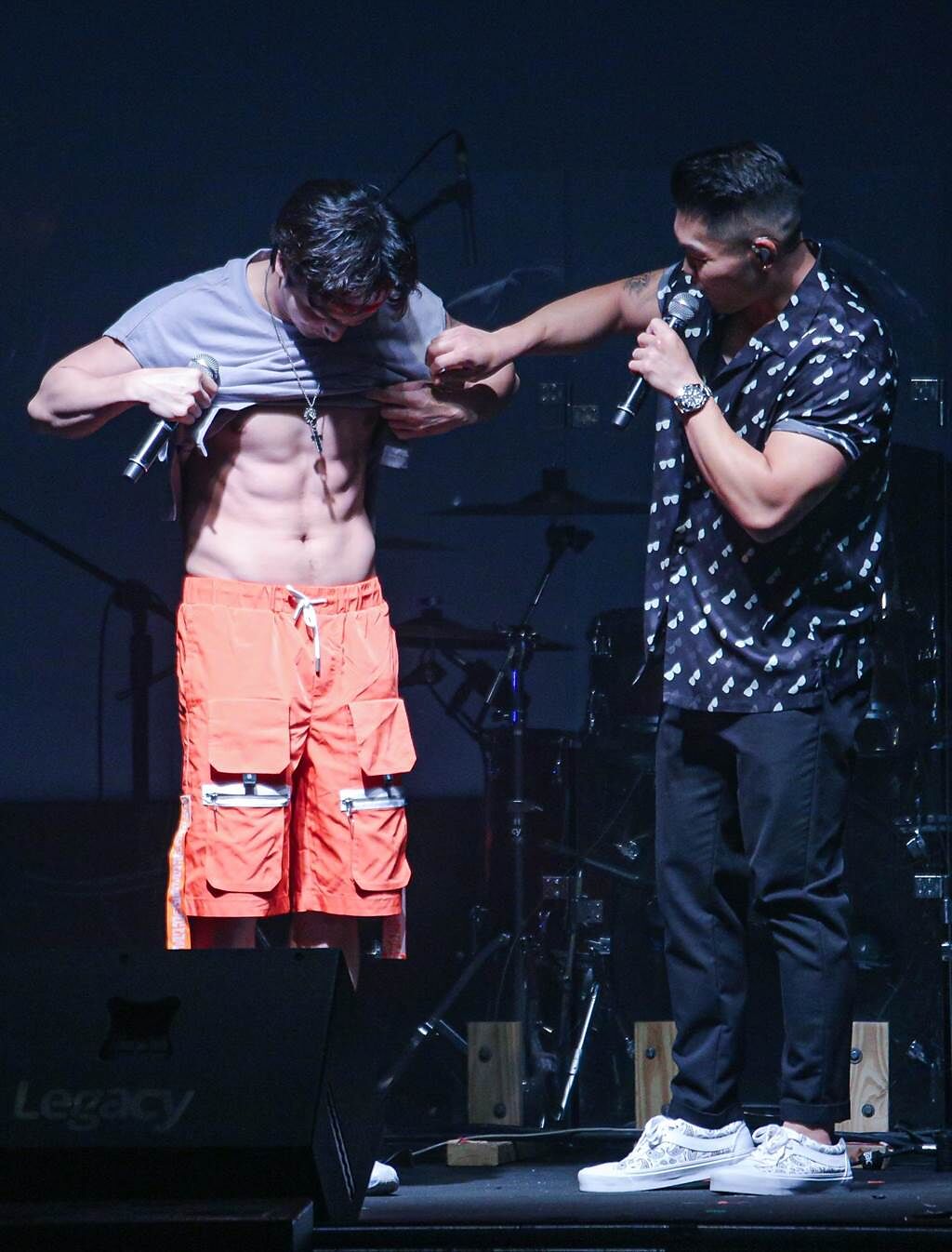 小煜（左）今擔任演唱會嘉賓，在台上露出健壯腹肌。（吳松翰攝）