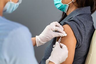 自費AZ疫苗明起預約 15家醫院費用曝光